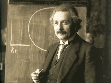 Albert Einstein während einer Vorlesung in Wien 1921 (Credit: Ferdinand Schmutzer / Public Domain)