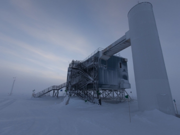 The IceCube lab during the antarctic winter. (Credit: Freija Descamps/NSF, 2011) 