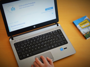 Ein aufgeklappter Laptop mit der Webseite der Universität Potsdam
