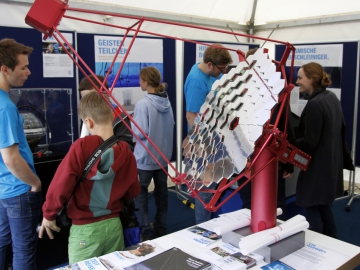 Schüler besichtigen eine Ausstellung bei DESY am Standort Zeuthen