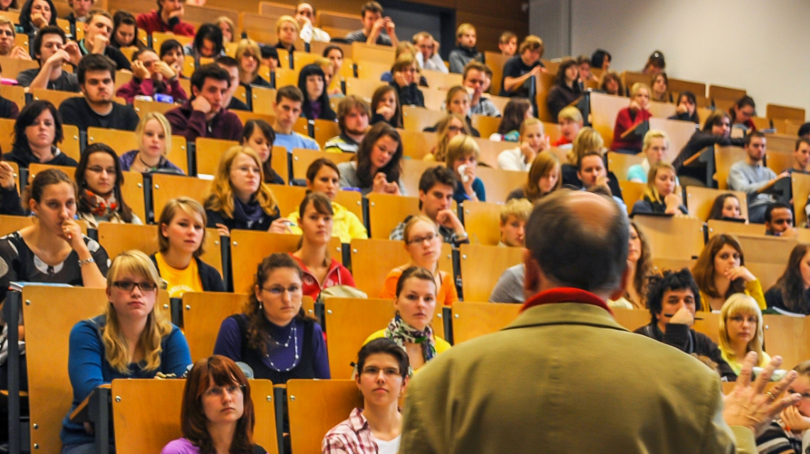 Studenten sitzen im Hörsaal der Universität Potsdam; ein Professor hält eine Vorlesung.